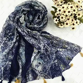 New rose printed scarf hijabs muslim hijab gorgeous luxury bandana silk scarf good quality Free shipping Independent packing
New rose printed scarf hijabs muslim hijab gorgeous luxury bandana silk scarf good quality Free shipping Independent packing