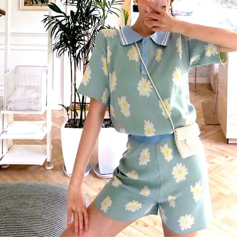 Two Piece Set Women Summer Knit Multicolor Floral Short Sleeve Elastic Crop Tops Short Pants Suit Beach Outweshort suit CC113
Two Piece Set Women Summer Knit Multicolor Floral Short Sleeve Elastic Crop Tops Short Pants Suit Beach Outweshort suit CC113
