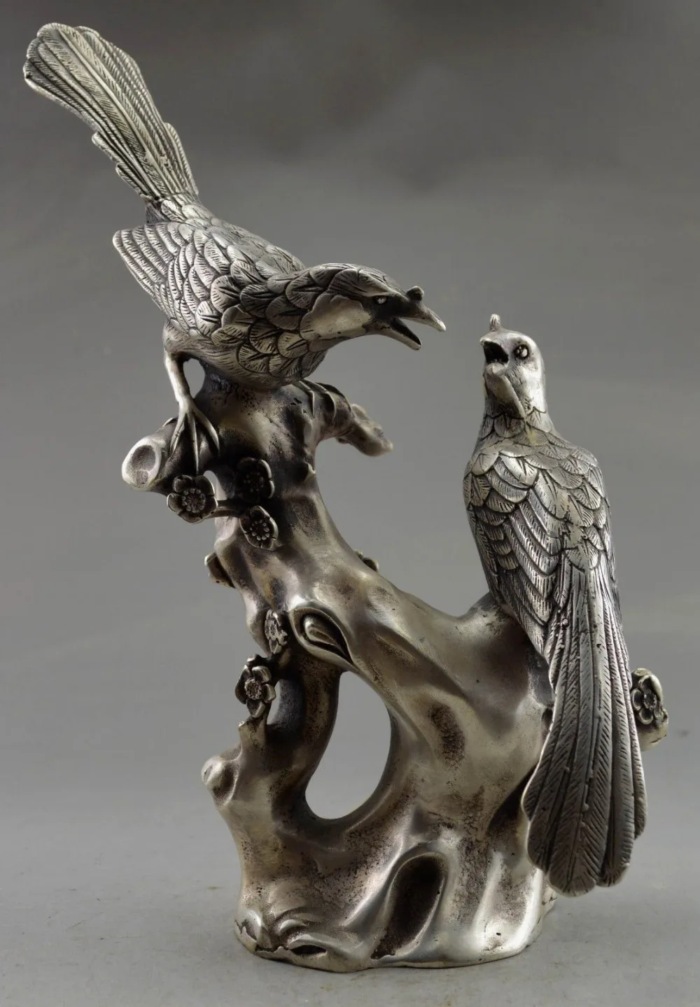 Collectible Decorated Old Handwork Tibet Silver Carve Pair Magpie On Tree Statue
Collectible Decorated Old Handwork Tibet Silver Carve Pair Magpie On Tree Statue