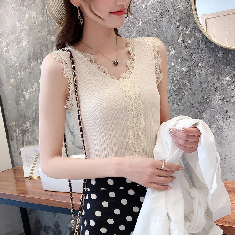 

2019New sweater vest for ladies Sleeveless jacket with black-and-white knitting bottom and outside wearing