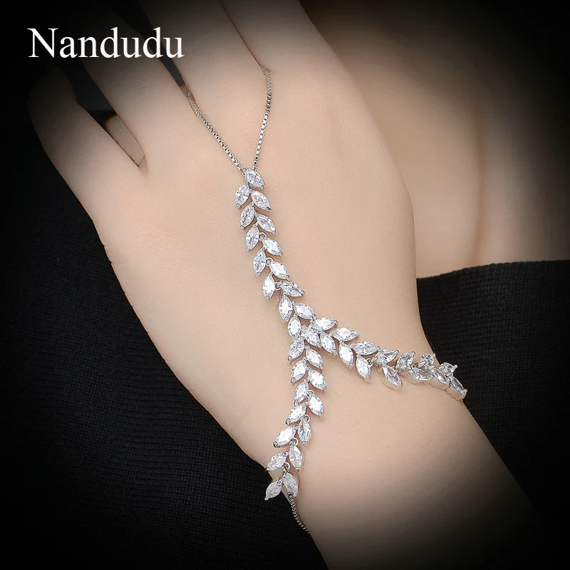 Nandudu Fashion Trendy Palm Bracelet AAA Zircon Leaf Chain Bangle White Gold Color Prong Setting Luxury Jewelry Gift R979
Nandudu Fashion Trendy Palm Bracelet AAA Zircon Leaf Chain Bangle White Gold Color Prong Setting Luxury Jewelry Gift R979