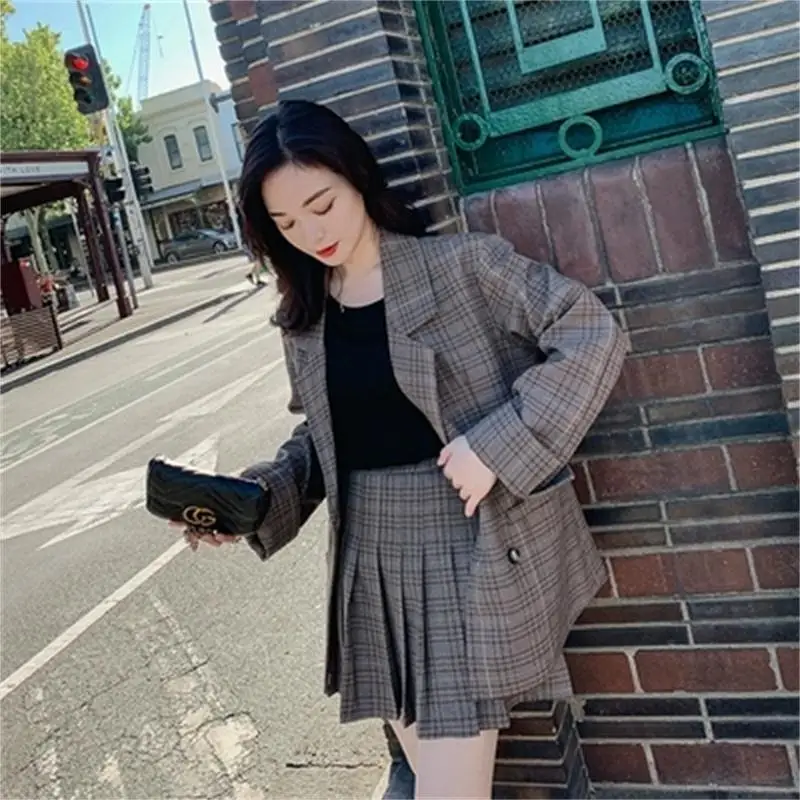 Fashion skirt suit female spring and summer New high qualit Loose suit coat +Pleated skirt Leisure two-piece suit women
Fashion skirt suit female spring and summer New high qualit Loose suit coat +Pleated skirt Leisure two-piece suit women