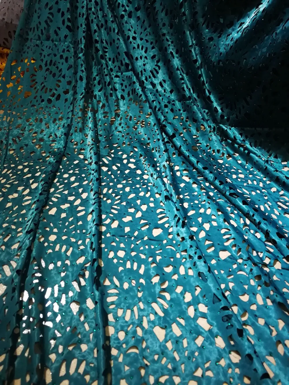 African lace fabric 5yds/pce by dhl bright stone laser cut fabrics for women gorgeous dresses 2018 new arrival high quality
African lace fabric 5yds/pce by dhl bright stone laser cut fabrics for women gorgeous dresses 2018 new arrival high quality