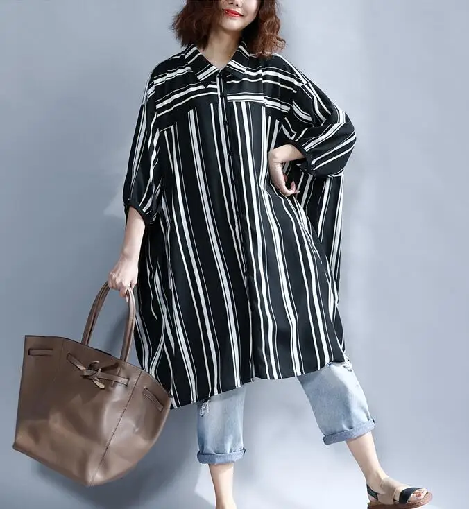 2018 femaale new summer plus size Korean version long black and white striped batwing sleeve casual loose shirt
2018 femaale new summer plus size Korean version long black and white striped batwing sleeve casual loose shirt