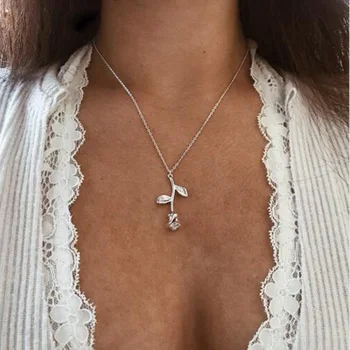 European and American foreign trade jewelry exquisite tricolor rose pendant necklace to give girlfriend Valentine's Day gift
European and American foreign trade jewelry exquisite tricolor rose pendant necklace to give girlfriend Valentine's Day gift
