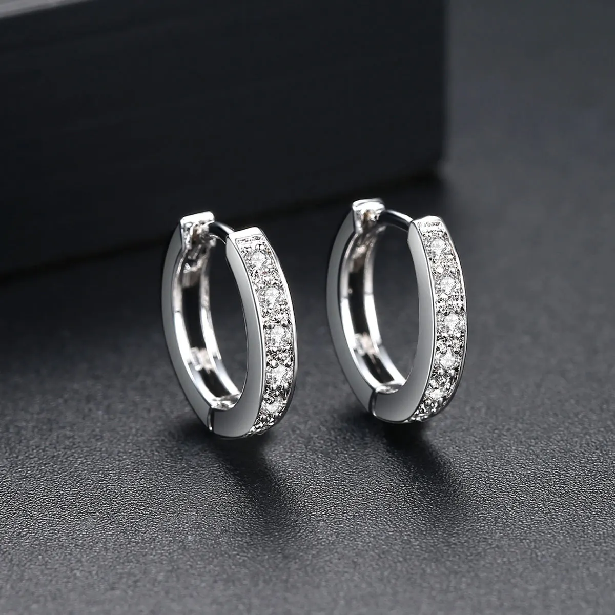Trendy Small Round Circle Ring Earrings with Cubic Zirconia Stone Paved for Girls Womens Simple Hoop Earings Fashion Jewelry
Trendy Small Round Circle Ring Earrings with Cubic Zirconia Stone Paved for Girls Womens Simple Hoop Earings Fashion Jewelry