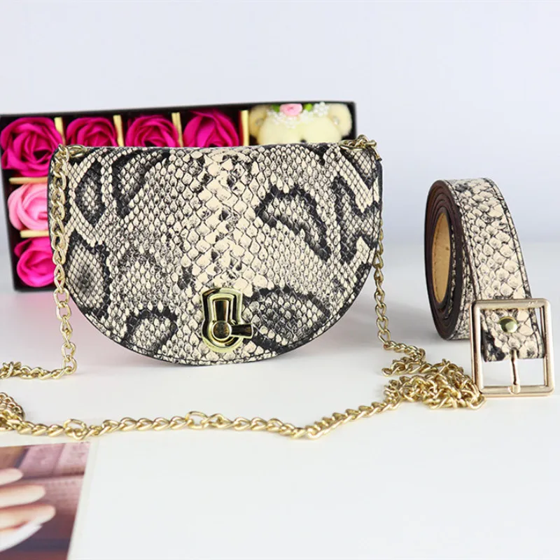 2019 Designer Chain Fanny Pack Fashion Serpentine Shoulder Bag Women PU Leather Waist Pack Vintage Waist Belt Bags Phone Pocket
2019 Designer Chain Fanny Pack Fashion Serpentine Shoulder Bag Women PU Leather Waist Pack Vintage Waist Belt Bags Phone Pocket