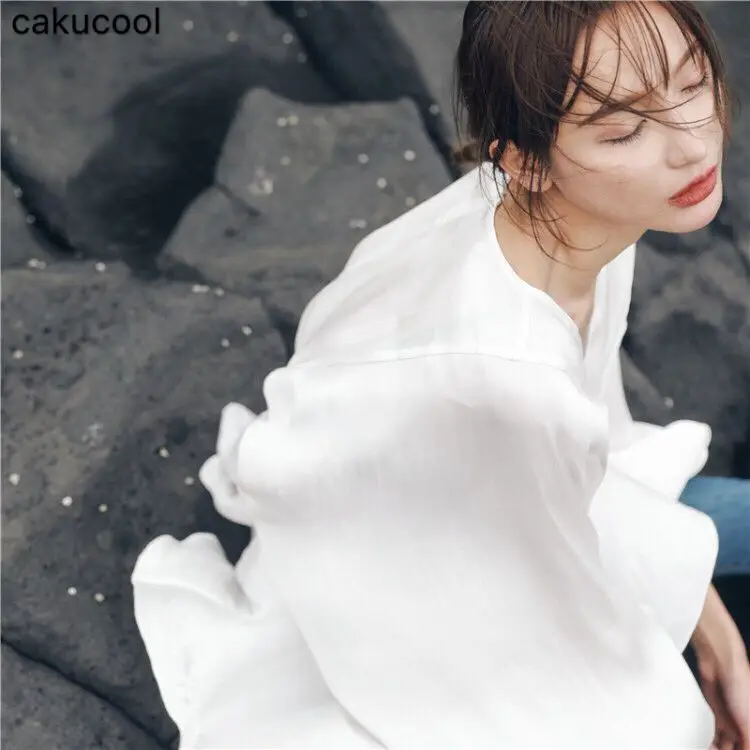 Cakucool snow spinning satin face Hong Kong-style v-collar shirt 2019 Spring and Autumn loose lantern sleeves lazy women's shirt
Cakucool snow spinning satin face Hong Kong-style v-collar shirt 2019 Spring and Autumn loose lantern sleeves lazy women's shirt