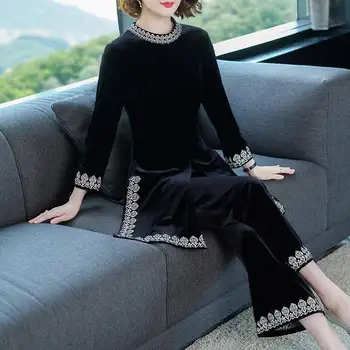 Two Piece Set Women Embroidery O Neck Velet Top and Long Pants Suit Elegant Spring Autumn Long Sleeve Women Feminino 2019
Two Piece Set Women Embroidery O Neck Velet Top and Long Pants Suit Elegant Spring Autumn Long Sleeve Women Feminino 2019