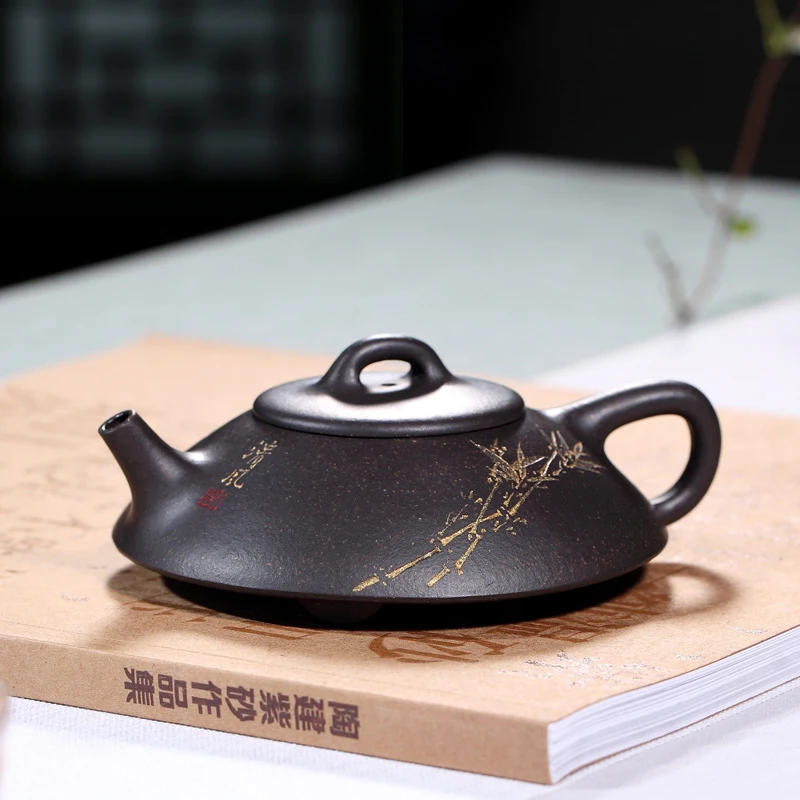 Taoyuan) Yixing Purple Sand Pot is a pure hand-made household suit famous artist Li Xiaolu Manxing Flat Stone Pot Teapot
Taoyuan) Yixing Purple Sand Pot is a pure hand-made household suit famous artist Li Xiaolu Manxing Flat Stone Pot Teapot