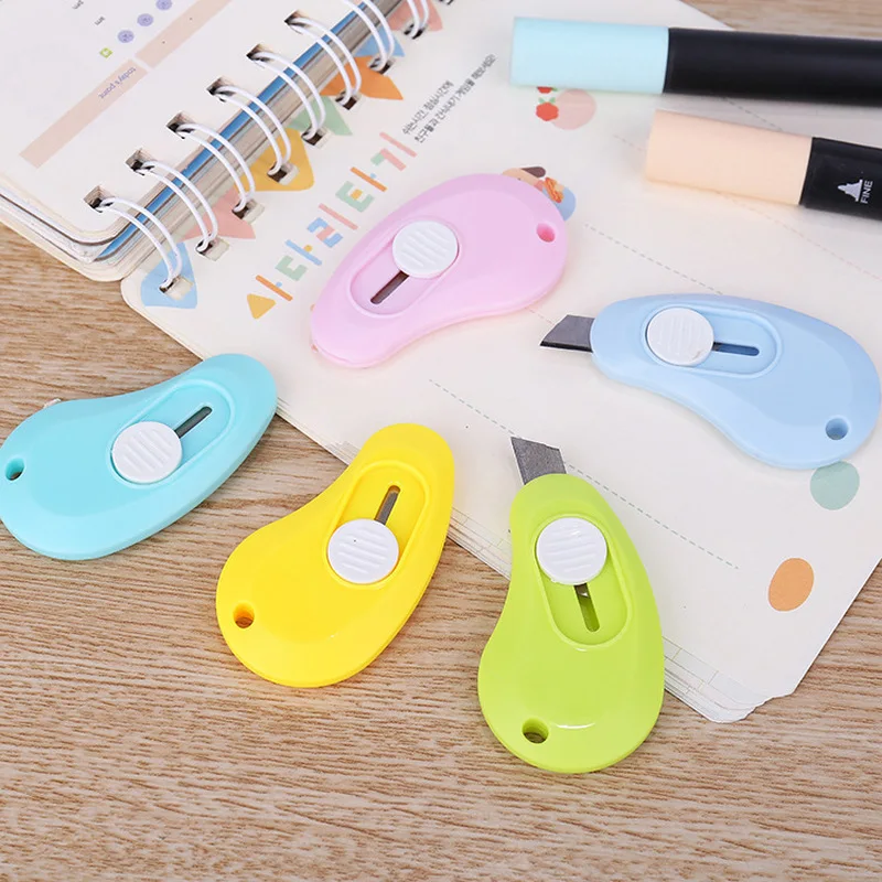 1 Pcs Random Color Cute Solid Color Mini Portable Utility Knife Paper Cutter Cutting Paper Razor Blade Office Stationery
1 Pcs Random Color Cute Solid Color Mini Portable Utility Knife Paper Cutter Cutting Paper Razor Blade Office Stationery