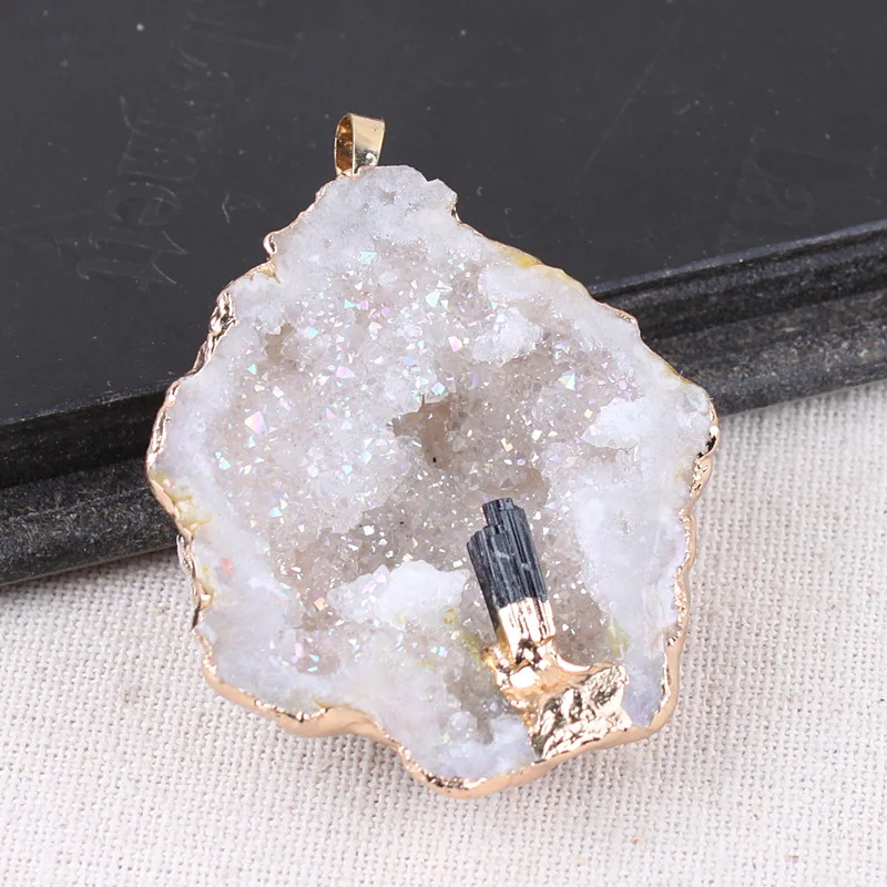 1pcs Geode Personalized Irregular Shape Original Rock Crystal Inlay Crystal Geode Pendant Fashion Jewelry
1pcs Geode Personalized Irregular Shape Original Rock Crystal Inlay Crystal Geode Pendant Fashion Jewelry