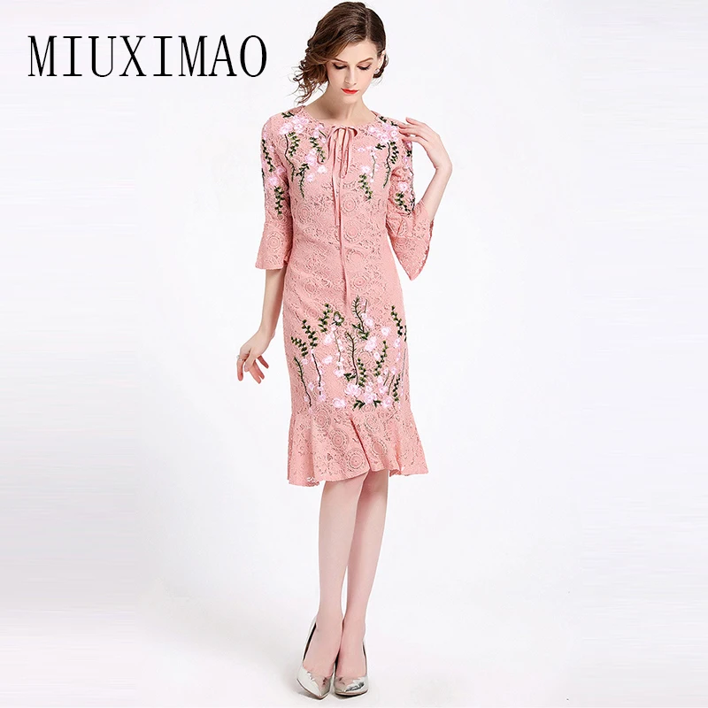 Europe Style Newest 2018 Spring & Summer Casual A-Line O-Neck Flare Sleeve Embroidery Fashion Elegant Knee-Length Dress Women
Europe Style Newest 2018 Spring & Summer Casual A-Line O-Neck Flare Sleeve Embroidery Fashion Elegant Knee-Length Dress Women