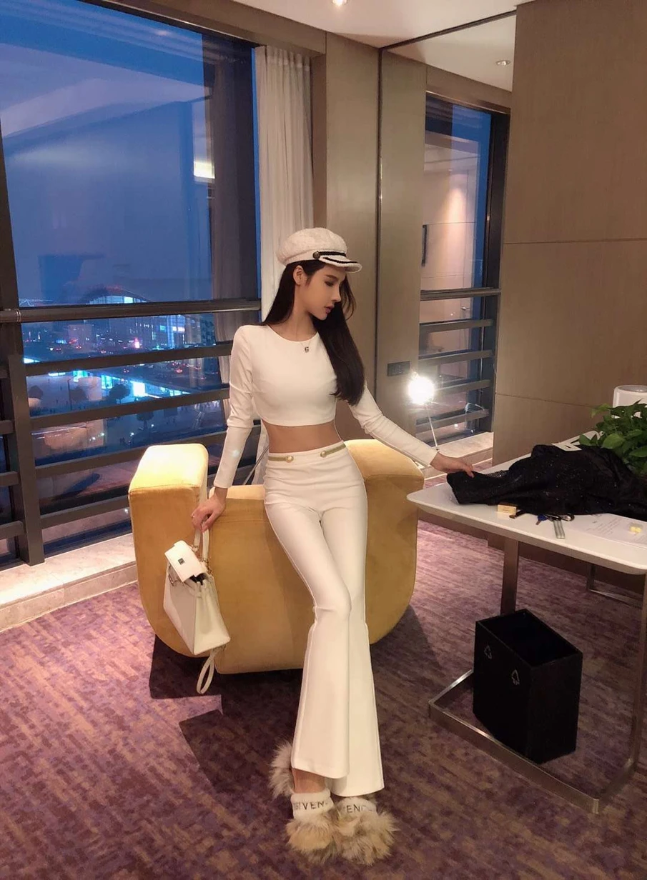 New 2019 sign of autumn winters aristocratic wind dew waist coat brief paragraph joker bootleg show thin waist pants suit
New 2019 sign of autumn winters aristocratic wind dew waist coat brief paragraph joker bootleg show thin waist pants suit