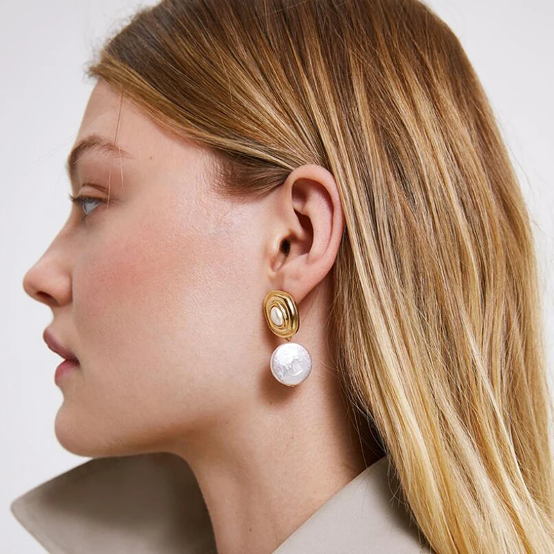 Fashion New Metal Pearl Earring Creative Simulated Irregular White Pearl Gold Plate Drop Dangle Earring Women Statement Jewelry
Fashion New Metal Pearl Earring Creative Simulated Irregular White Pearl Gold Plate Drop Dangle Earring Women Statement Jewelry