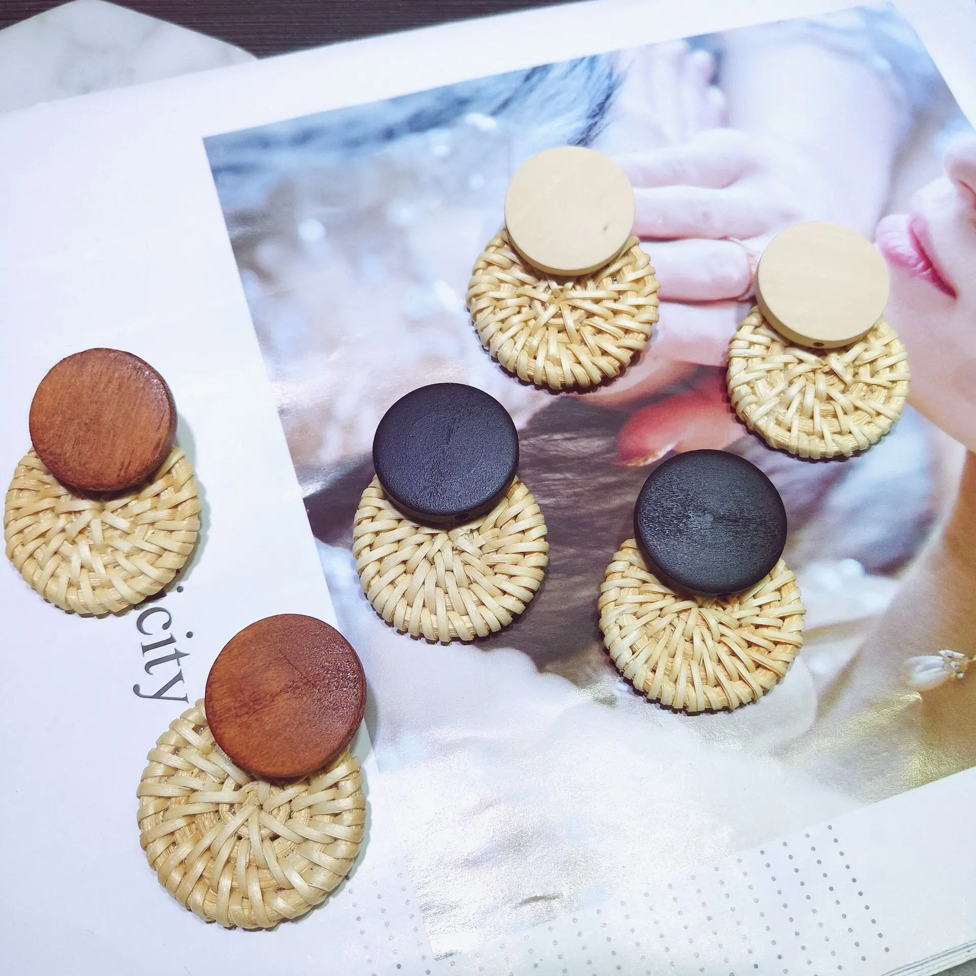 2019 New Fashion Handmade Wooden Straw Weave Rattan Vine Braid Geometric Big Circle Earrings For Women Girl Jewelry Wholesale
2019 New Fashion Handmade Wooden Straw Weave Rattan Vine Braid Geometric Big Circle Earrings For Women Girl Jewelry Wholesale