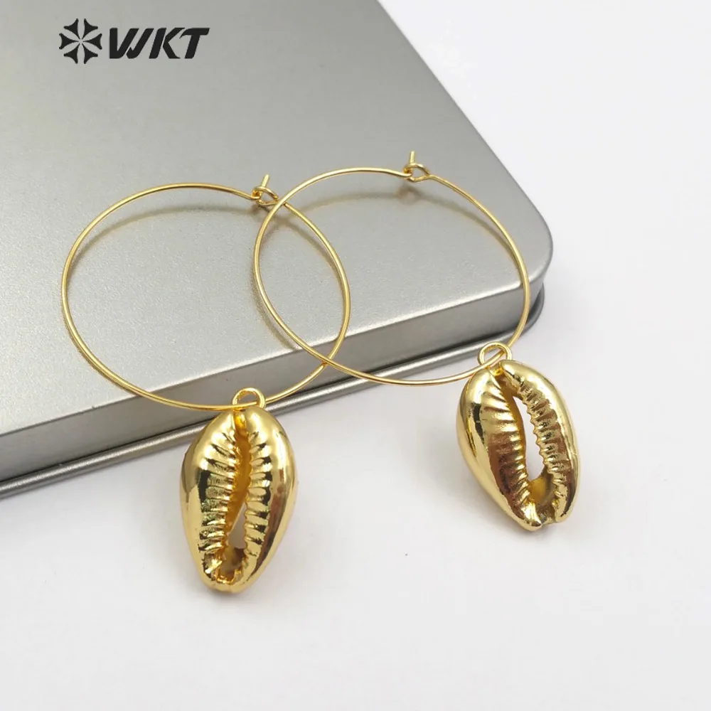 WT-E484, новинка, популярный металлический обруч с золотой раковиной Cowrie, серьги в виде ракушек, ювелирные изделия, Женские Висячие Серьги
WT-E484, новинка, популярный металлический обруч с золотой раковиной Cowrie, серьги в виде ракушек, ювелирные изделия, Женские Висячие Серьги