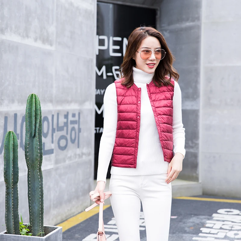 New Autumn Winter Lightweight White Duck Down Vest Women O-Neck Ultra Light Warm Waistcoat Female Sleeveless Warm Button Coat
New Autumn Winter Lightweight White Duck Down Vest Women O-Neck Ultra Light Warm Waistcoat Female Sleeveless Warm Button Coat
