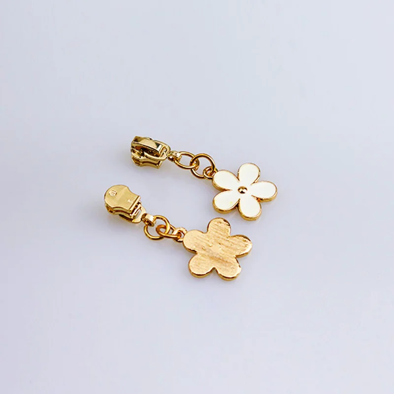 3# metal zipper slider puller Auto lock epoxy shiny pull zipper head replaced for garment accessories Women bags decoration
3# metal zipper slider puller Auto lock epoxy shiny pull zipper head replaced for garment accessories Women bags decoration