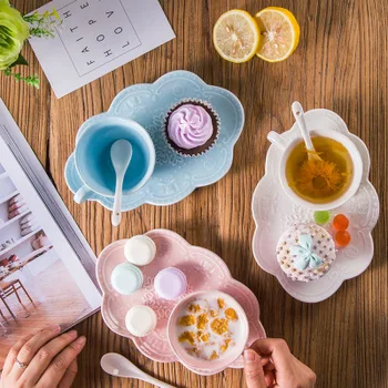 Dinnerware Sets Cute Ceramic cloud coffee cup and dish suit embossed with lace Japanese coffee cup and disc set tableware YY11
Dinnerware Sets Cute Ceramic cloud coffee cup and dish suit embossed with lace Japanese coffee cup and disc set tableware YY11