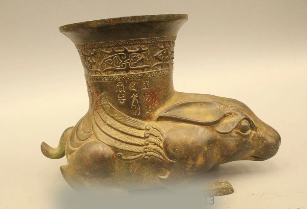 DS 7" Ancient Chinese Dynasty Palace Old Bronze Fly Rabbit Beast Flower Bottle Vase
DS 7" Ancient Chinese Dynasty Palace Old Bronze Fly Rabbit Beast Flower Bottle Vase