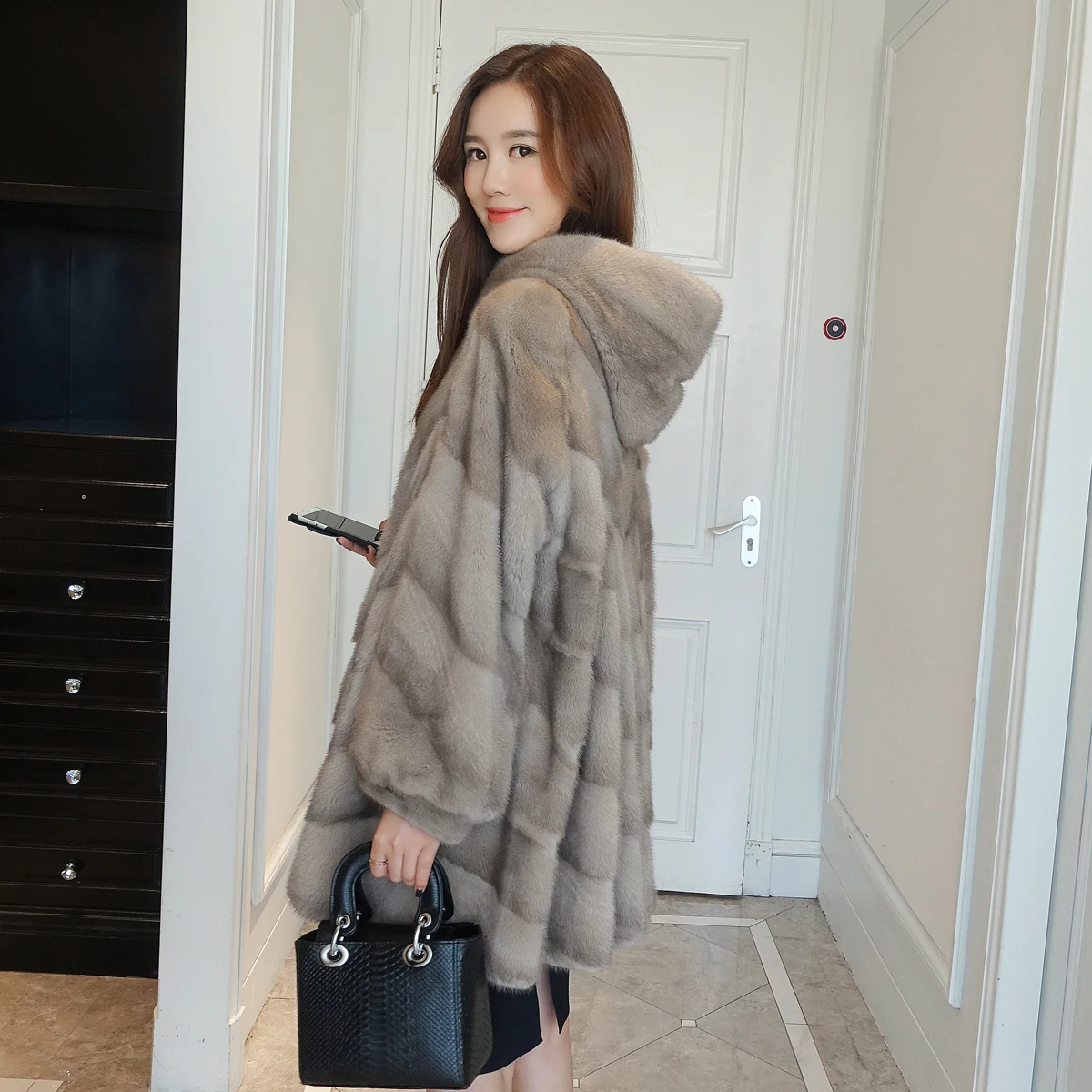 Women's real mink fur coat the whole mink fur jacket long hooded velvet grade mink female dress
Women's real mink fur coat the whole mink fur jacket long hooded velvet grade mink female dress