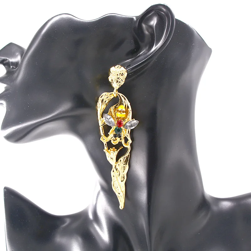 Rongho Baroque Vintage Metal Hollow Model earrings for Women Crystal Bees Earring Brincos Gold earring Femme Chunky Pendant 2019
Rongho Baroque Vintage Metal Hollow Model earrings for Women Crystal Bees Earring Brincos Gold earring Femme Chunky Pendant 2019