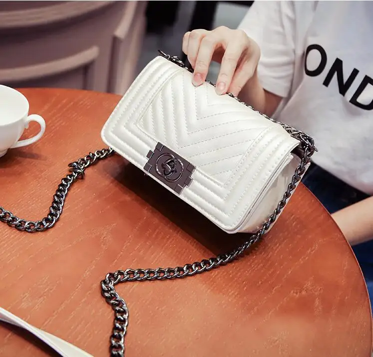 Simple and fashionable small square bag new lock buckle shoulder bag diamond wild diagonal package PU chain bag
Simple and fashionable small square bag new lock buckle shoulder bag diamond wild diagonal package PU chain bag