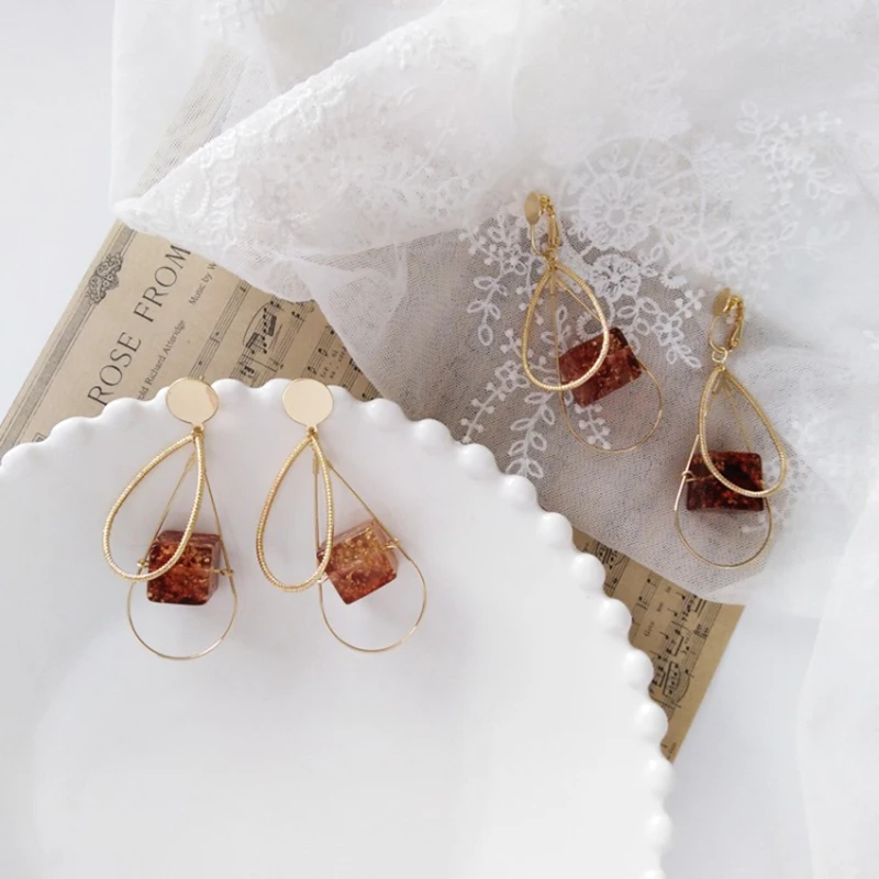 Japanese and Korean style irregular geometric shape earrings fashion metal material female earclip female jewelry wholesale
Japanese and Korean style irregular geometric shape earrings fashion metal material female earclip female jewelry wholesale
