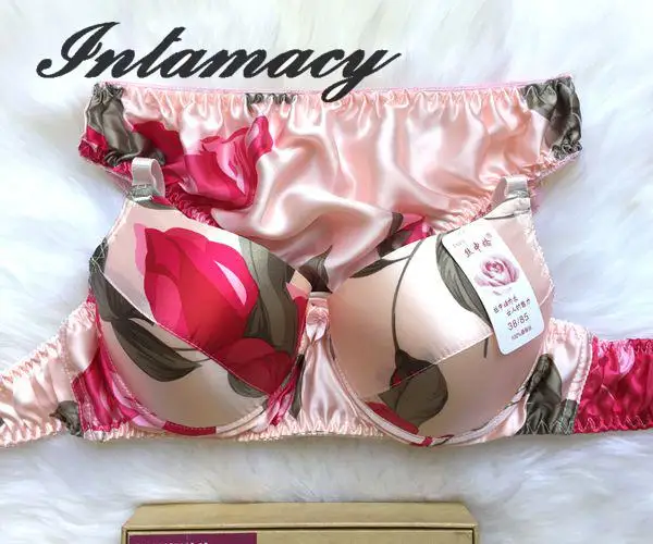 100% real Silk Underwear +Bra suit , Summer Cool And Comfortable real Silk suit.
100% real Silk Underwear +Bra suit , Summer Cool And Comfortable real Silk suit.