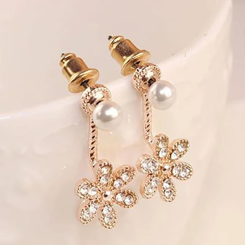 2019 New Fashion Imitation Pearl-studded Five-leaf Flower Drop Earrings Gold Silver Color Earrings For Women Jewelry FSPES404
2019 New Fashion Imitation Pearl-studded Five-leaf Flower Drop Earrings Gold Silver Color Earrings For Women Jewelry FSPES404