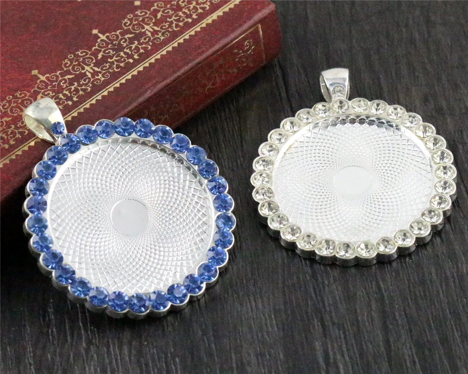 2pcs 30mm Inner Size Bright Silver plated Transparent and Blue Rhinestone Style Cameo Cabochon Base Setting Pendant
2pcs 30mm Inner Size Bright Silver plated Transparent and Blue Rhinestone Style Cameo Cabochon Base Setting Pendant