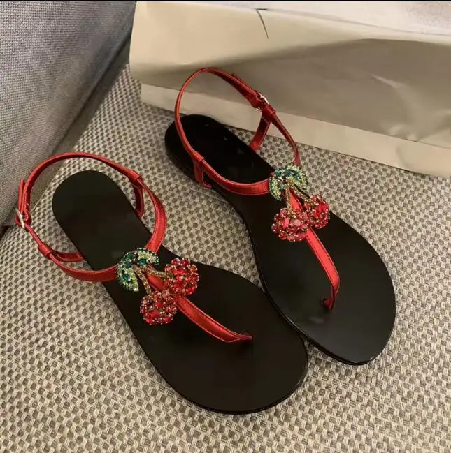 Summer flat Sandals Women T-strap Flip Flops Thong Sandals Designer cherry diamonds Gladiator T strap flat woman Sandal cherry
Summer flat Sandals Women T-strap Flip Flops Thong Sandals Designer cherry diamonds Gladiator T strap flat woman Sandal cherry
