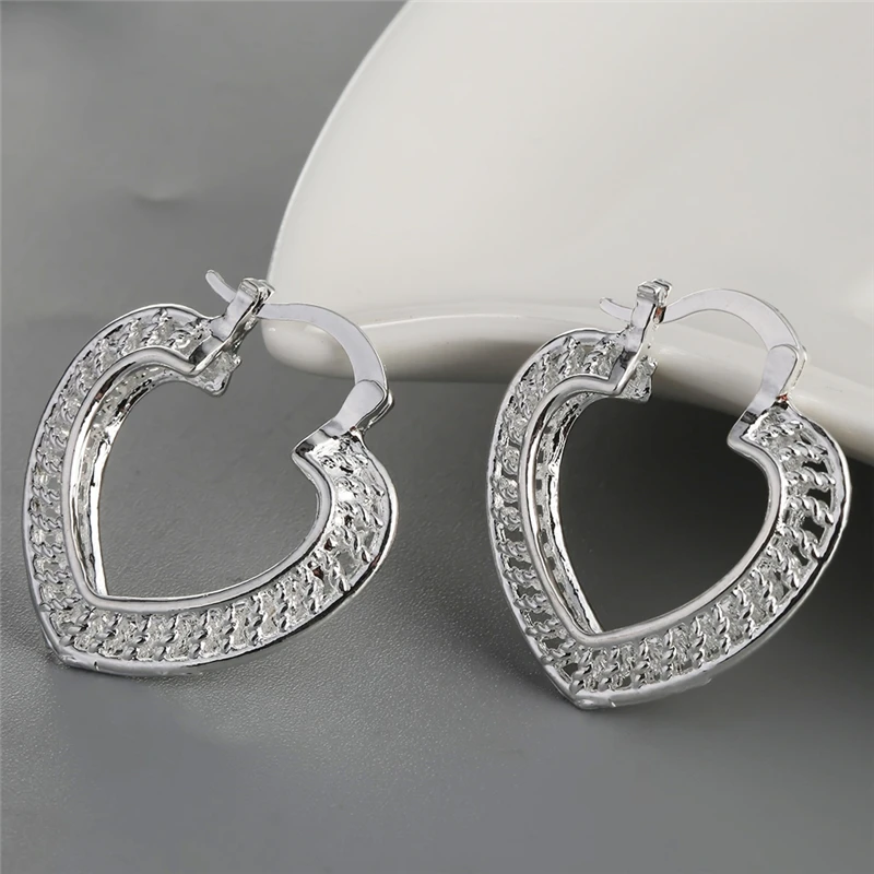 Charm Trendy Tiny Hoop Earrings Lovely Hollow Love Heart Women Dangle Hoops Bijoux Fashion Silver Color For Birthday Gift L3E593
Charm Trendy Tiny Hoop Earrings Lovely Hollow Love Heart Women Dangle Hoops Bijoux Fashion Silver Color For Birthday Gift L3E593