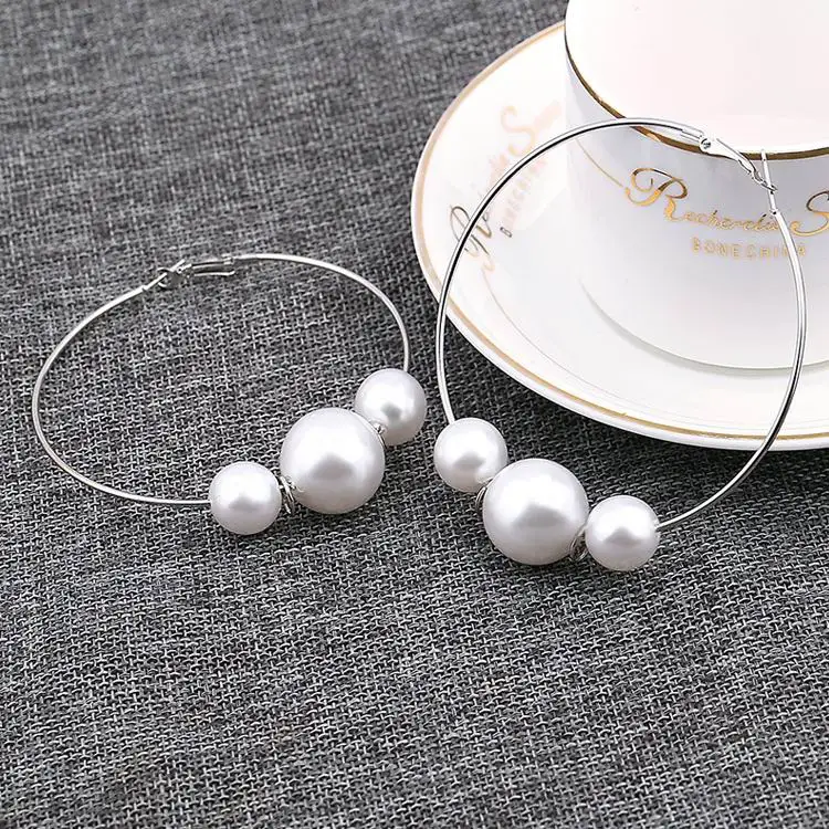 European Simple Style Exaggerate Big Metal Circle Hoop Earrings For Women Imitation Pearl Beads Round Personality Loop Earings
European Simple Style Exaggerate Big Metal Circle Hoop Earrings For Women Imitation Pearl Beads Round Personality Loop Earings