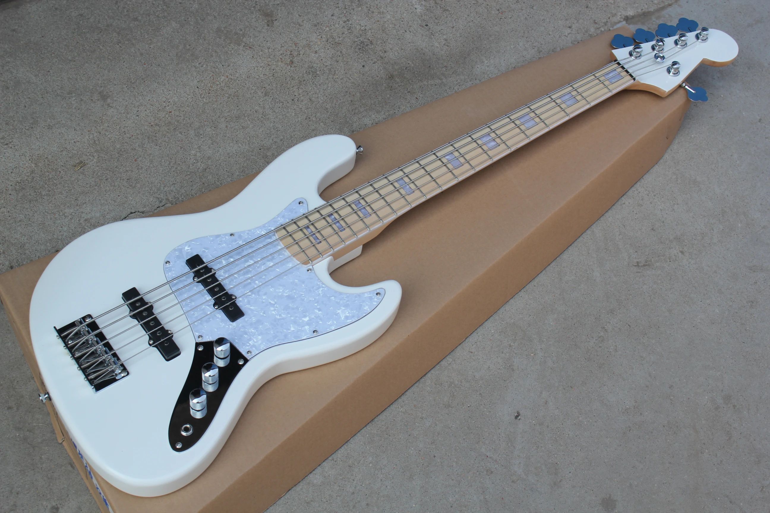 China guitar factory custom new white color 5 strings Jazz Bass Guitar Free shipping 8pai
China guitar factory custom new white color 5 strings Jazz Bass Guitar Free shipping 8pai