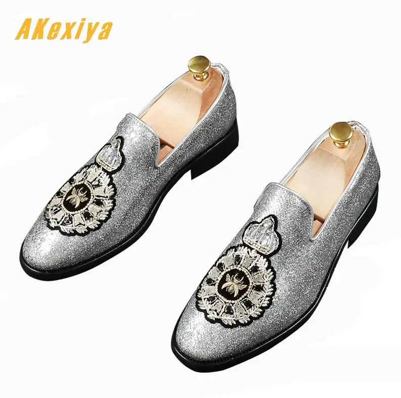 

New Men elegant embroidery crown bee flats Shoes Loafer Male Dress Homecoming wedding shoes Sapato Social Masculino gentleman