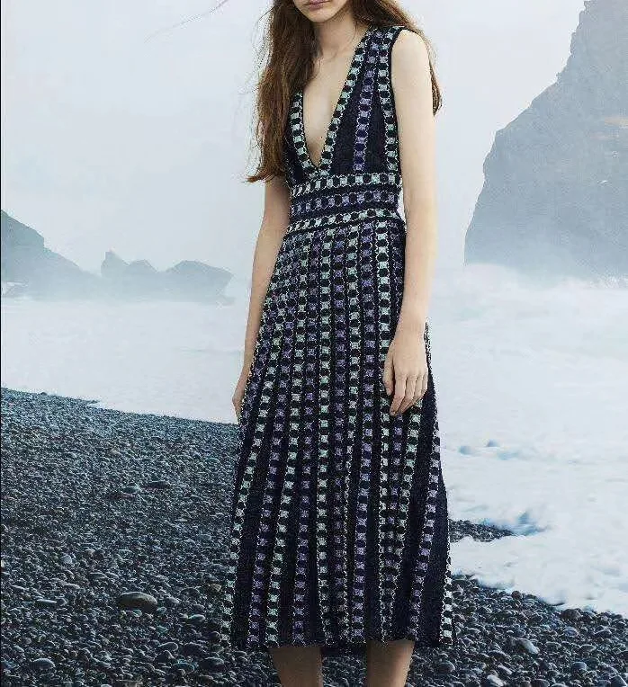 2019 Sexy Double V neck Sleeveless tank Sweater Dress Elegant Women Fit and Flare Knitting Bhohemian Long Dress sukienki damskie
2019 Sexy Double V neck Sleeveless tank Sweater Dress Elegant Women Fit and Flare Knitting Bhohemian Long Dress sukienki damskie