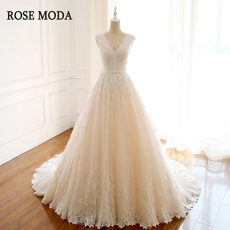 Rose Moda V Neck Chantilly Lace Wedding Dress 2019 Champagne Wedding Dresses with Ivory Laces Real Photos
Rose Moda V Neck Chantilly Lace Wedding Dress 2019 Champagne Wedding Dresses with Ivory Laces Real Photos