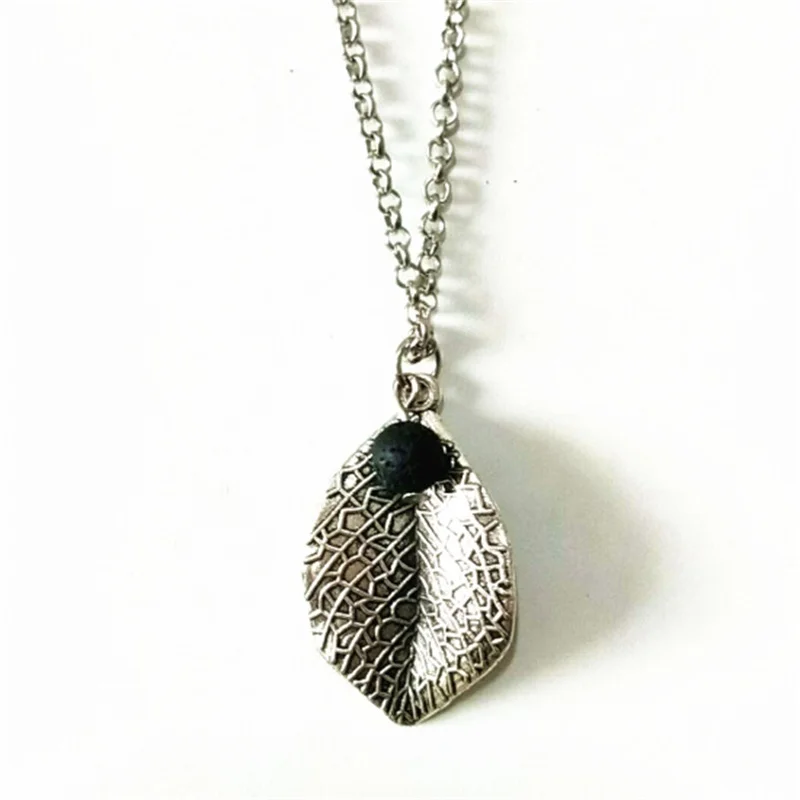 Vintage Leaf Charms Black Lava Stone Bead Necklace Aromatherapy Essential Oil Perfume Diffuser Necklace Jewelry Collar Gift
Vintage Leaf Charms Black Lava Stone Bead Necklace Aromatherapy Essential Oil Perfume Diffuser Necklace Jewelry Collar Gift