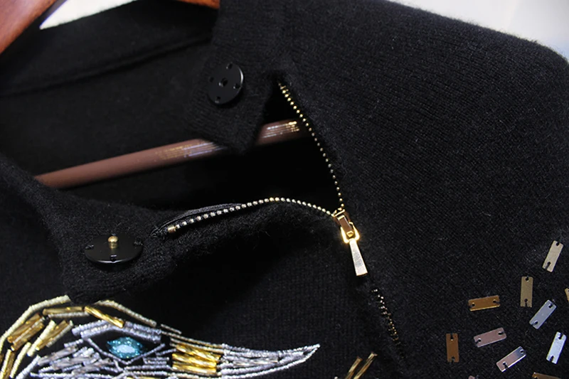 معطف شتوي محاك بالعباءه من الكشمير برسم طير النسر مطرز يدويا مطرز بالترتر للنساء معطف باكمام جديد كولكشن شتوي تريند معطف شتوي محاك بالعباءه من الكشمير برسم طير النسر مطرز يدويا مطرز بالترتر للنساء معطف باكمام جديد كولكشن شتوي تريند