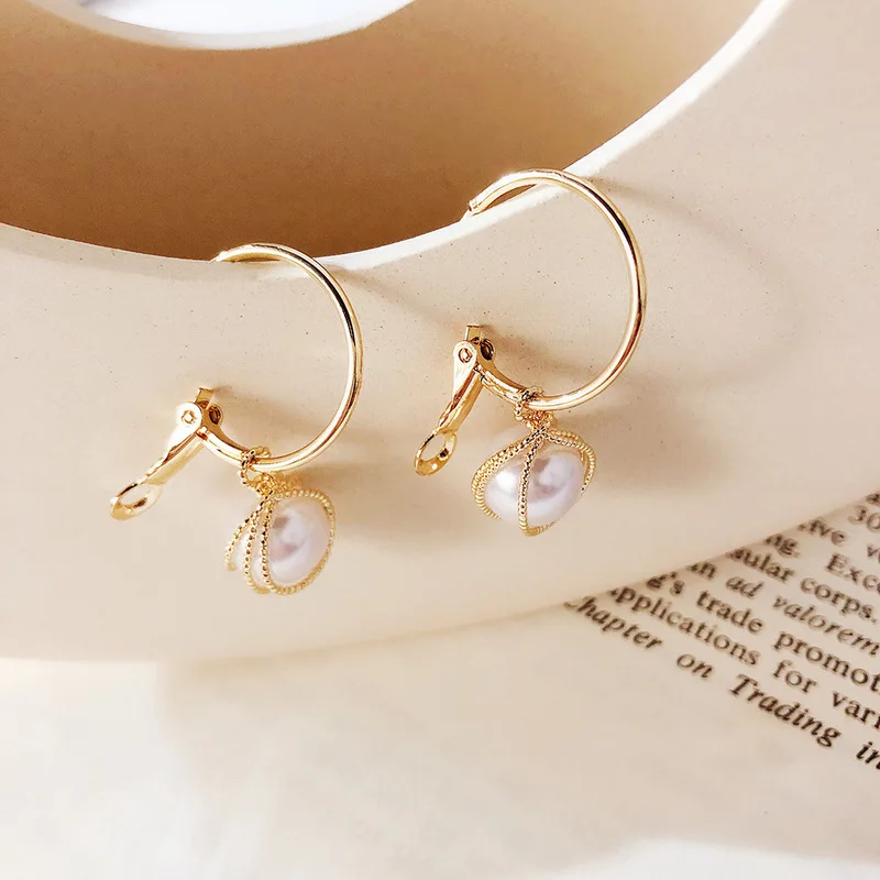 2019 New Hollow Metal Winding Imitation Pearl Earrings Girl Silver Needle Korean Simple Drop Earrings for Woman Accessories
2019 New Hollow Metal Winding Imitation Pearl Earrings Girl Silver Needle Korean Simple Drop Earrings for Woman Accessories