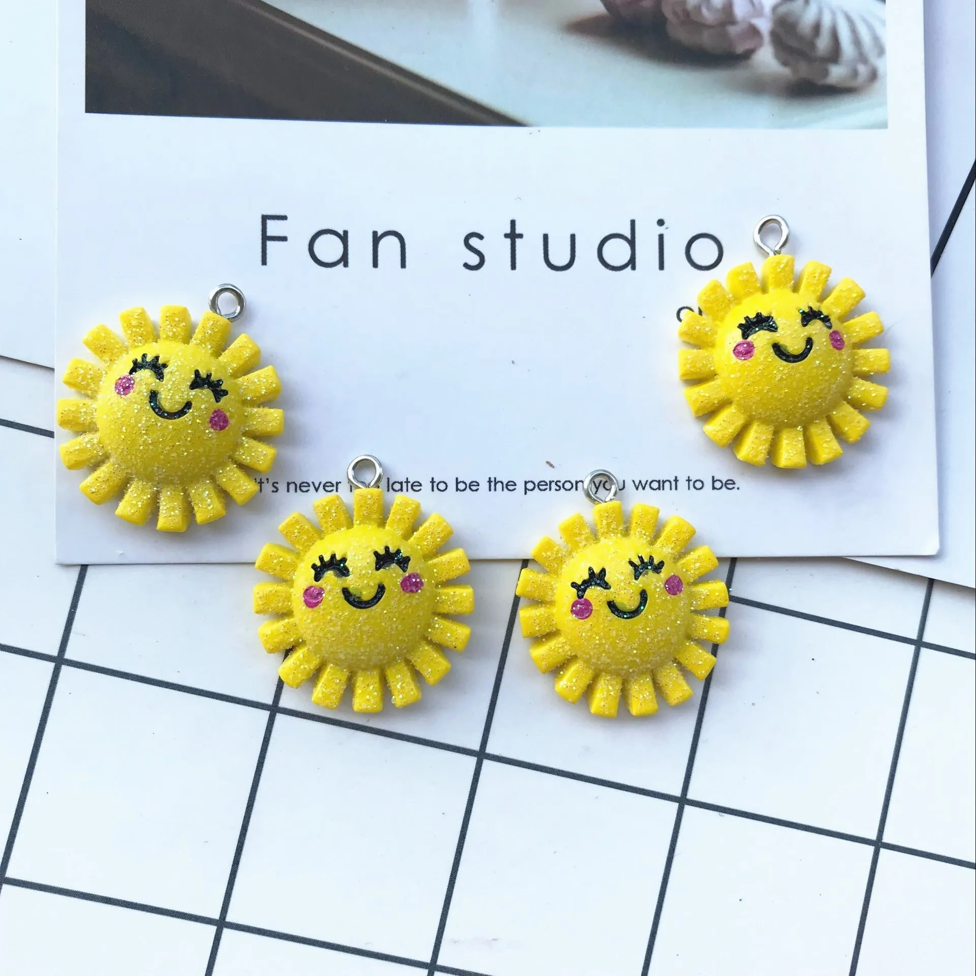 25mm 10pcs new Flat back resin sun necklace charms keychain pendant necklace pendant for DIY decoration
25mm 10pcs new Flat back resin sun necklace charms keychain pendant necklace pendant for DIY decoration