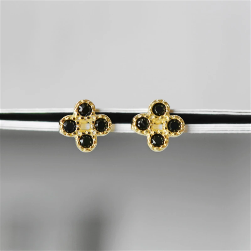2019 new korean fashion small cute 4mm Four-leaf clover stud earrings for women gold earing black stone fashion jewelry ED1170
2019 new korean fashion small cute 4mm Four-leaf clover stud earrings for women gold earing black stone fashion jewelry ED1170