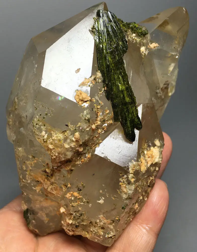 665g Natural GREEN Epidote Crystal &Crystal PONIT Rough Stone Rock Specimen crystal glass
665g Natural GREEN Epidote Crystal &Crystal PONIT Rough Stone Rock Specimen crystal glass