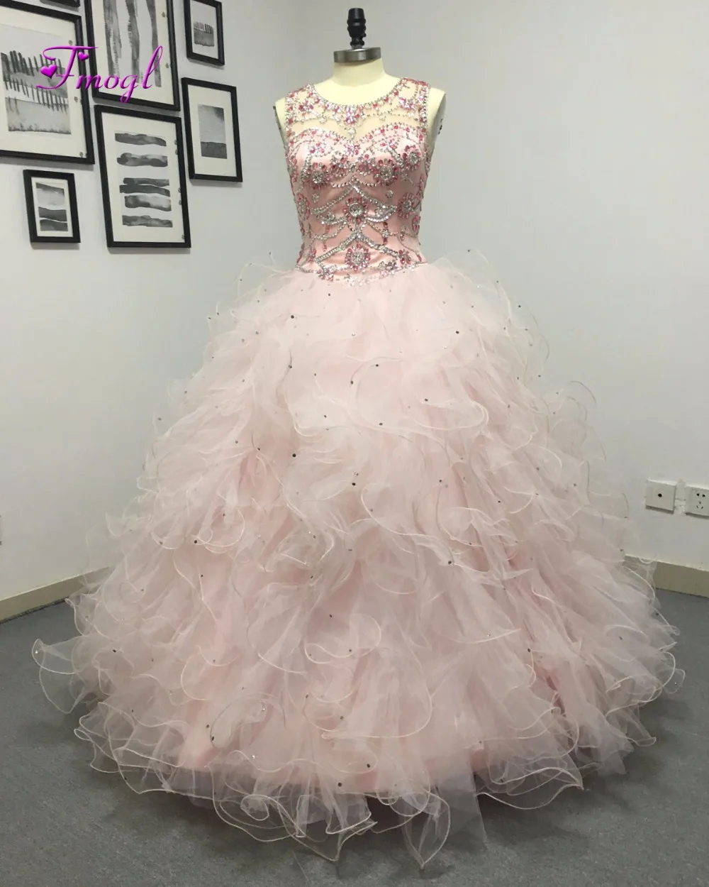 Fmogl Fashion Scoop Neck Lace Up Ruffles Organza Dreamy Quinceanera Dresses 2020 Luxury Beaded Crystal Sweet 16 Gown For 15 anos 
Fmogl Fashion Scoop Neck Lace Up Ruffles Organza Dreamy Quinceanera Dresses 2020 Luxury Beaded Crystal Sweet 16 Gown For 15 anos