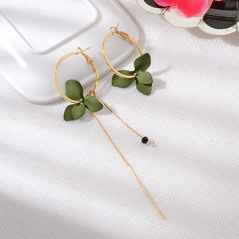 Hot sale New Korean version popular petal asymmetrical earrings Fashion personality long geometric circle tassel earrings
Hot sale New Korean version popular petal asymmetrical earrings Fashion personality long geometric circle tassel earrings