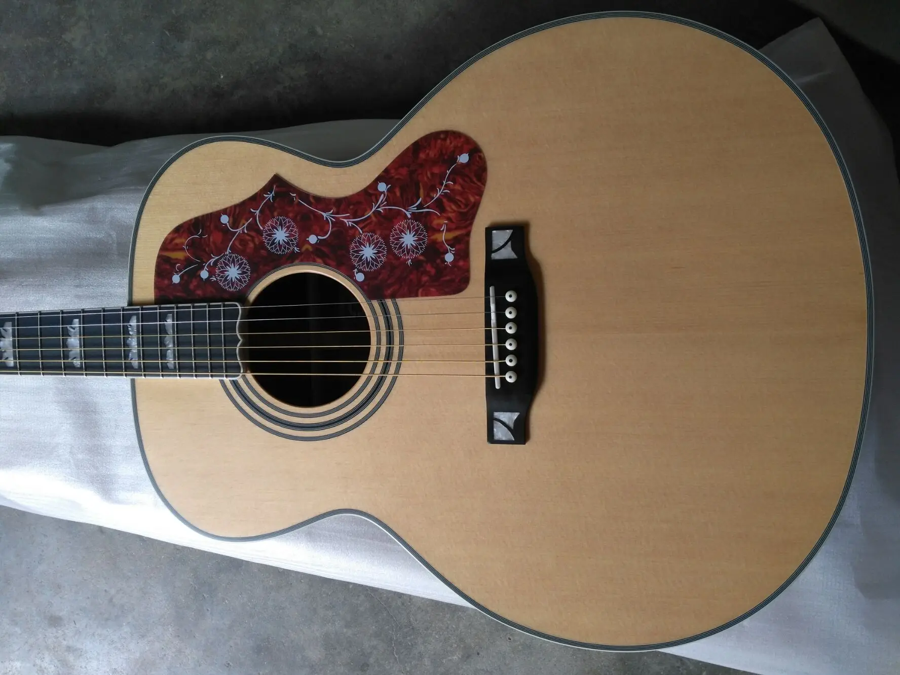 free shipping ebony fretboard one piece neck satin finishing jumbo body SJ200 style guitarra acoustic electric guitar
free shipping ebony fretboard one piece neck satin finishing jumbo body SJ200 style guitarra acoustic electric guitar