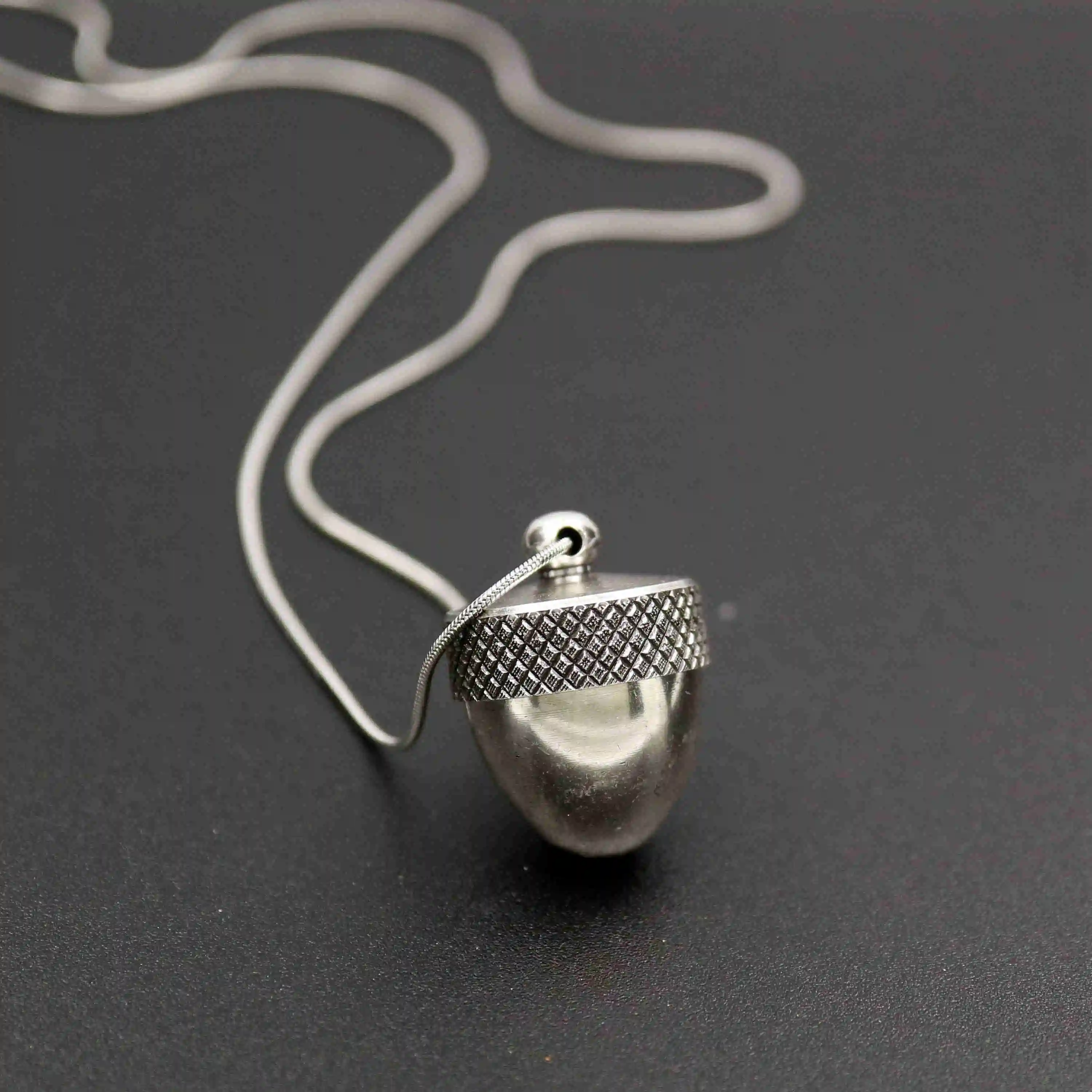 20x25MM Vintage Style Brass Antiqued Silver Acorn Nut Locket Memorial Vial Cremation Urn Secret Stash Canister Necklace 27Inches
20x25MM Vintage Style Brass Antiqued Silver Acorn Nut Locket Memorial Vial Cremation Urn Secret Stash Canister Necklace 27Inches