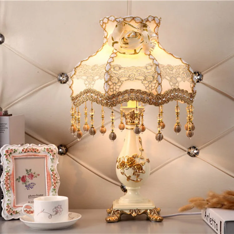YOOK European Hand-painted Flower Carving Table Lamp for Bedroom Pendant Lace Shade Lamp Remote Control LED Table Lamp 220v
YOOK European Hand-painted Flower Carving Table Lamp for Bedroom Pendant Lace Shade Lamp Remote Control LED Table Lamp 220v
